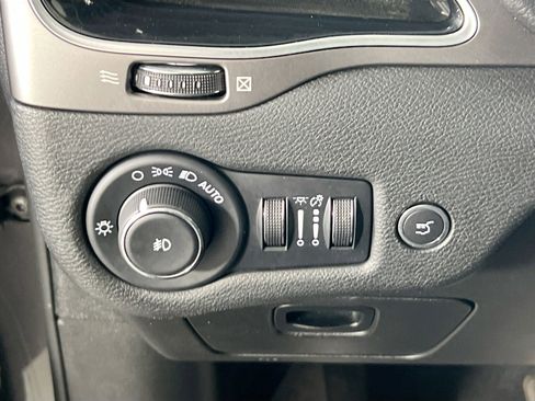 Used 2022 Jeep Cherokee Limited AWD/4WD image 10