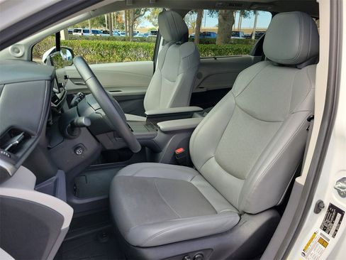 Used 2024 Toyota Sienna Limited image 17
