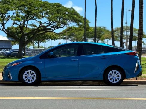Used 2017 Toyota Prius Prime Premium image 2