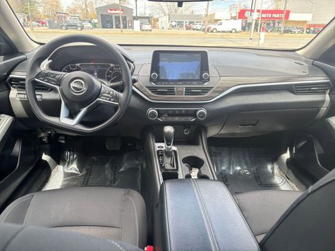 Used 2025 Nissan Altima 2.5 SV FWD image 32