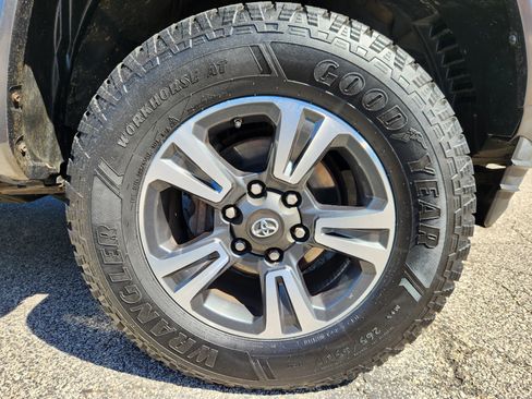 Used 2017 Toyota Tacoma TRD Sport w/ Tow Package (A/T) AWD/4WD image 20