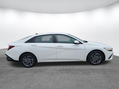 Used 2024 Hyundai Elantra SEL FWD image 2