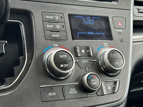 Used 2015 Toyota Sienna SE w/ SE Preferred Package FWD image 22