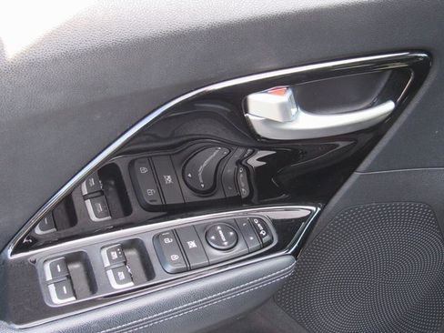 Used 2018 Kia Niro EX image 12