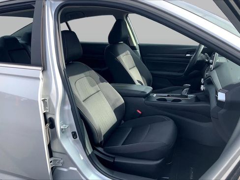 Used 2025 Nissan Altima 2.5 SV FWD image 9