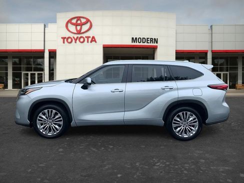 Used 2023 Toyota Highlander Platinum FWD image 7