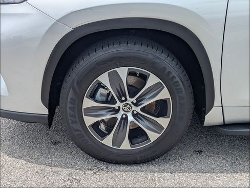 Used 2022 Toyota Highlander XLE FWD image 9