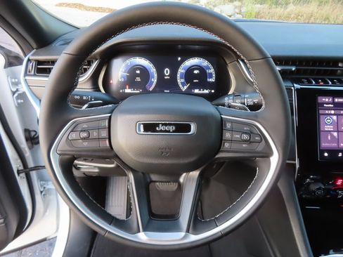 New 2025 Jeep Grand Cherokee Limited w/ Luxury Tech Group II image 4