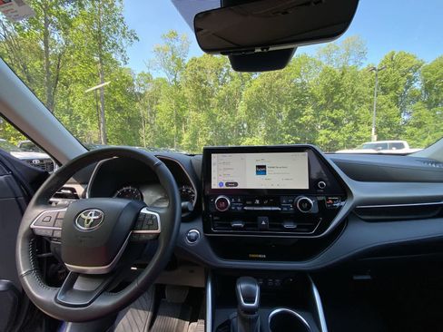 Used 2023 Toyota Highlander XLE AWD/4WD image 22