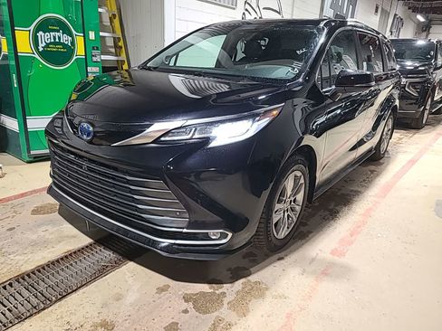 Used 2024 Toyota Sienna Limited image 1