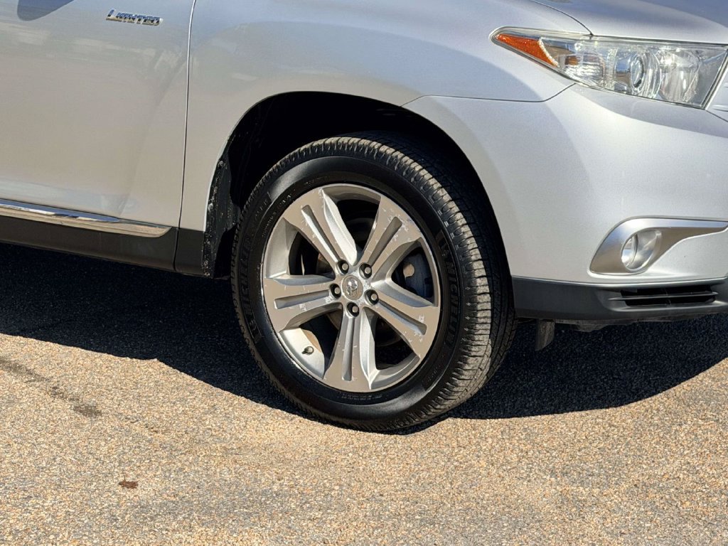 Used 2012 Toyota Highlander Limited w/ Tow Pkg AWD/4WD image 26