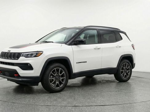 Used 2025 Jeep Compass Trailhawk AWD/4WD image 3