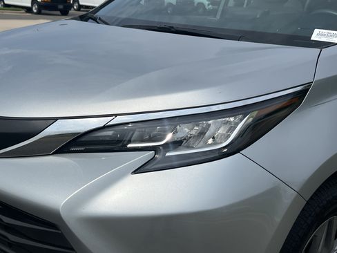 Used 2021 Toyota Sienna XLE FWD image 12