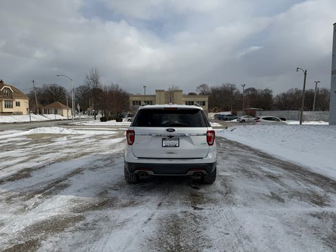 Used 2018 Ford Explorer XLT w/ Equipment Group 202A image 6