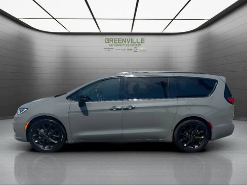 Used 2025 Chrysler Pacifica Limited image 3