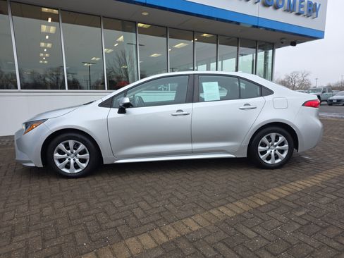 Used 2021 Toyota Corolla LE image 2