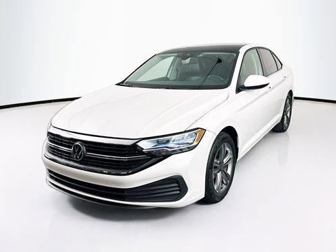 Used 2024 Volkswagen Jetta SE image 3