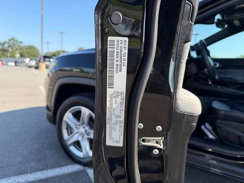 Used 2024 Jeep Compass Latitude AWD/4WD image 35
