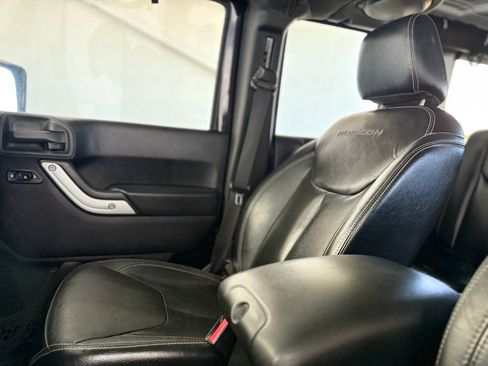 Used 2013 Jeep Wrangler Unlimited Rubicon w/ Connectivity Group AWD/4WD image 29