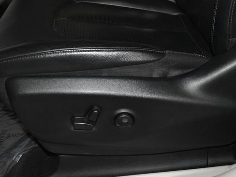 Used 2022 Chrysler Pacifica Touring-L image 13