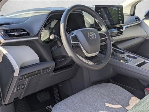 Used 2024 Toyota Sienna XLE FWD image 9