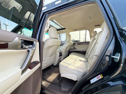 Used 2019 Lexus GX 460 image 32
