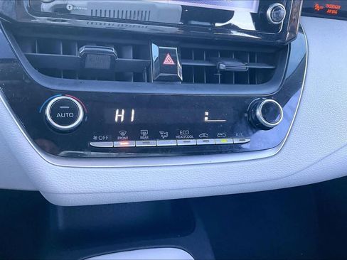 Used 2022 Toyota Corolla LE image 32