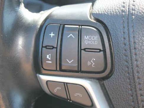 Used 2019 Toyota Highlander Plus FWD image 17