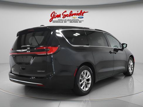 Used 2026 Chrysler Pacifica Limited FWD image 6