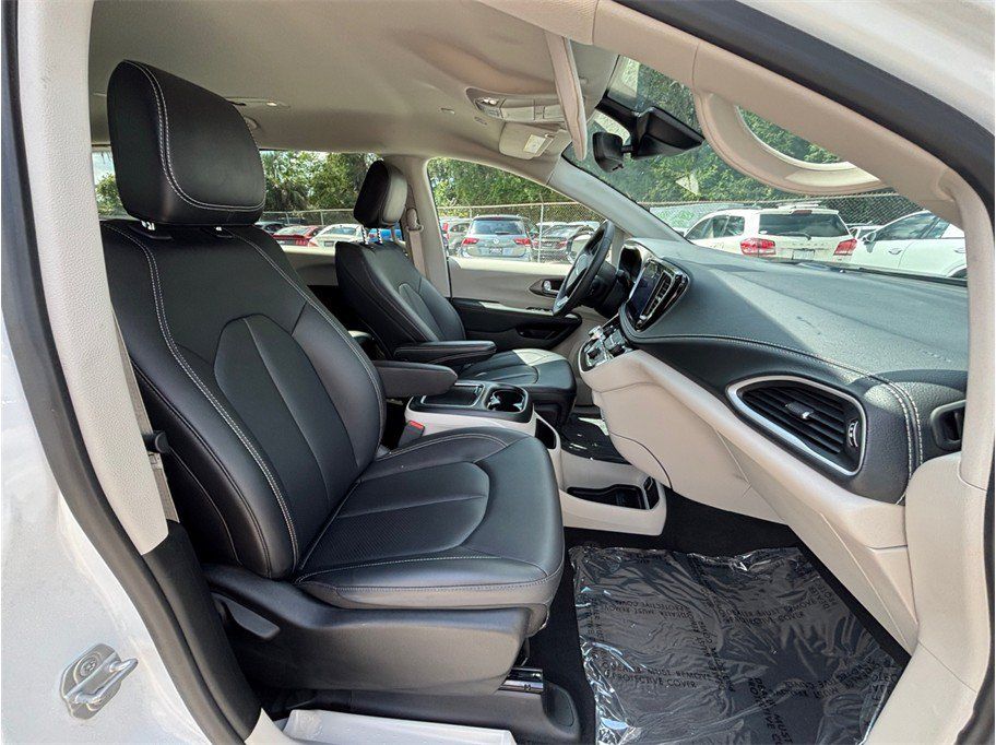 Used 2024 Chrysler Pacifica Limited FWD image 45