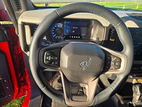 Used 2023 Ford Bronco Badlands image 10