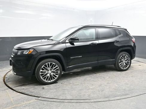 Used 2022 Jeep Compass Limited image 3