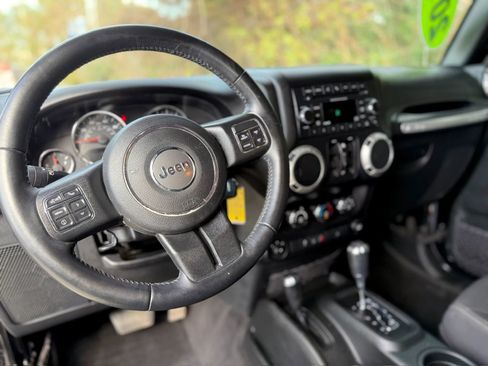 Used 2017 Jeep Wrangler Unlimited Sahara w/ Connectivity Group image 4