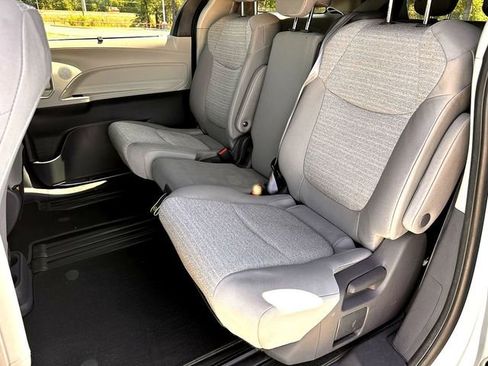 Used 2021 Toyota Sienna LE FWD image 17