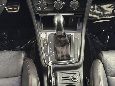 Used 2019 Volkswagen GTI SE image 21