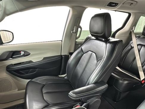 Used 2023 Chrysler Pacifica Touring-L image 13
