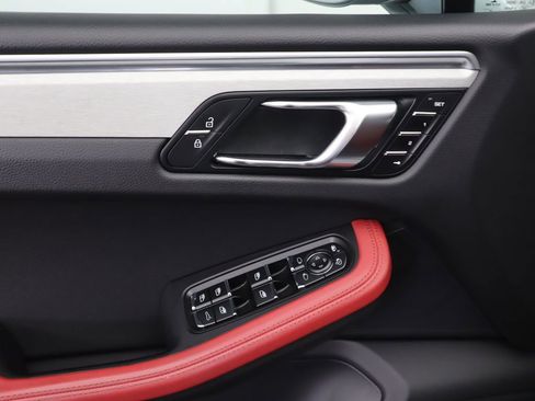 Used 2020 Porsche Macan Turbo image 24