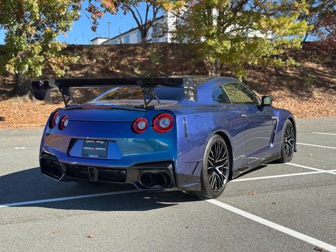 Used 2024 Nissan GT-R Premium w/ Premium Interior Package image 12