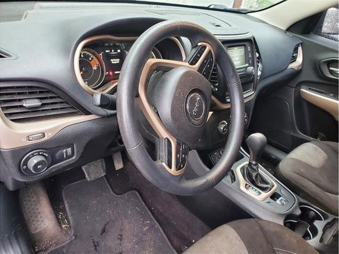 Used 2018 Jeep Cherokee Latitude FWD image 13