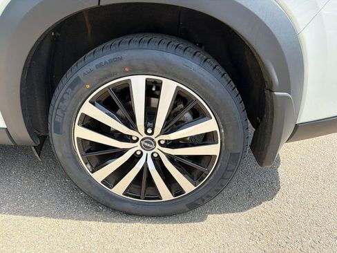 Used 2023 Nissan Pathfinder Platinum image 21