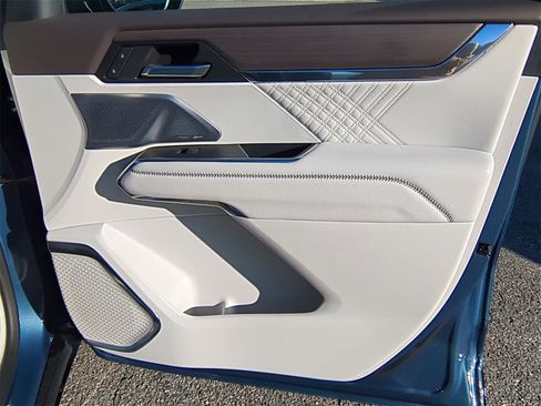 Certified 2024 GMC Acadia Denali w/ Super Cruise Package image 29