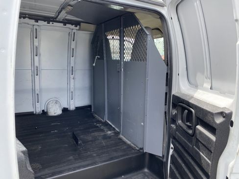 Used 2017 Chevrolet Express 2500 RWD image 21