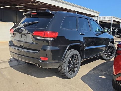Used 2018 Jeep Grand Cherokee Altitude RWD image 4