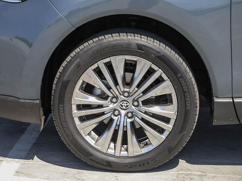Used 2024 Toyota Venza XLE AWD/4WD image 10