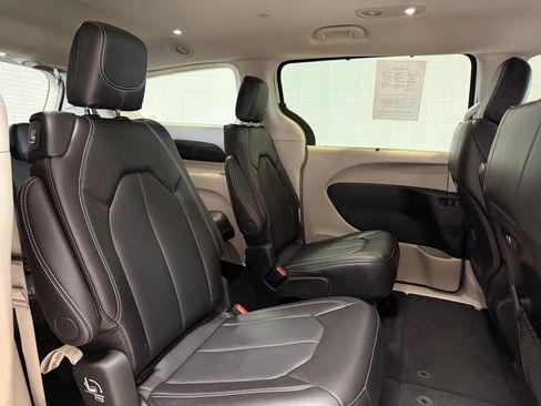 Used 2024 Chrysler Pacifica Touring-L AWD/4WD image 20