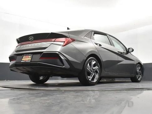 Used 2025 Hyundai Elantra Limited image 13