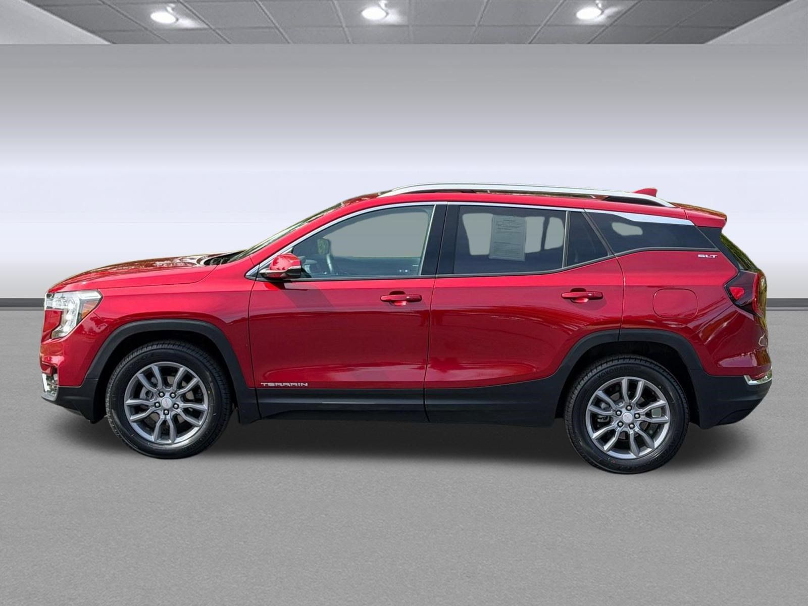 Used 2024 GMC Terrain SLT w/ Infotainment Package II AWD/4WD image 2