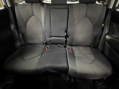 Used 2023 Toyota Highlander LE image 5