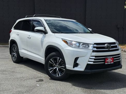Used 2018 Toyota Highlander LE AWD/4WD image 2