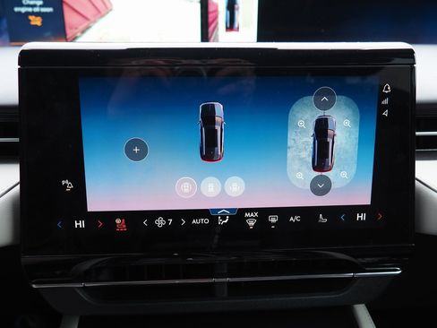 Used 2025 Lincoln Nautilus Premier image 15